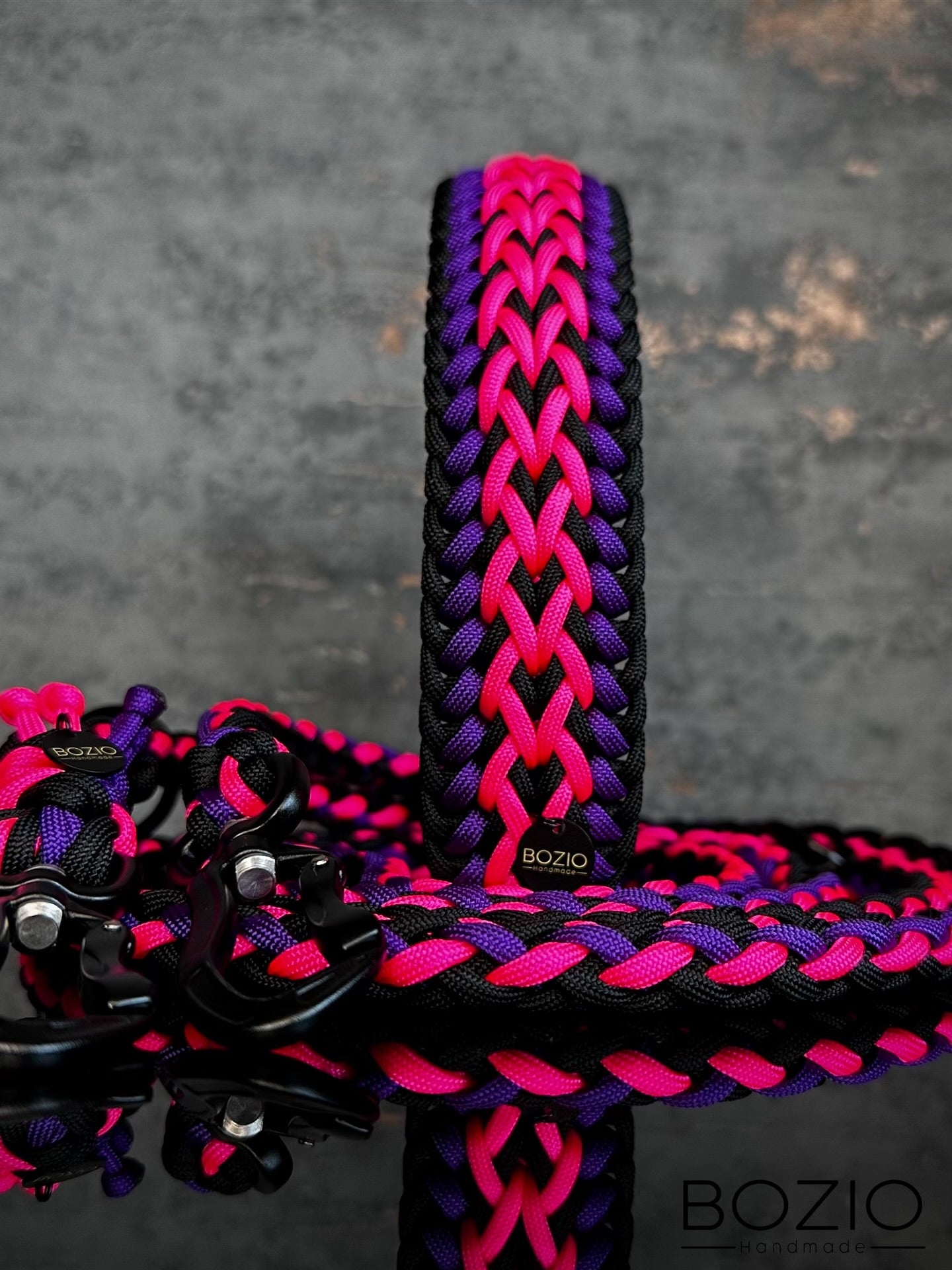 paracord leine halsband hund verstellbar handschlaufe schwarze karabiner aluminium sicherheitskarabiner sicherheit schwarz neon pink lila rosa