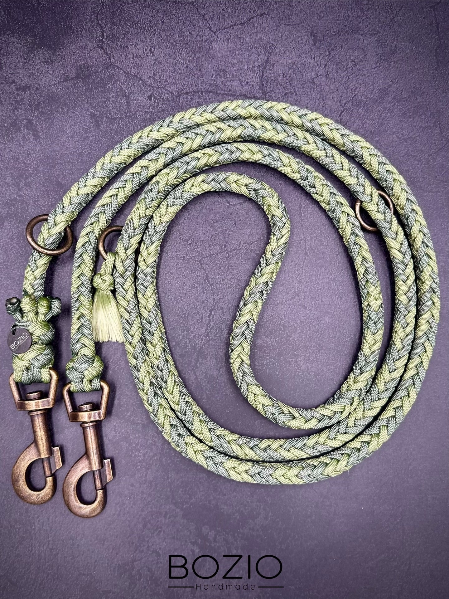 paracord leine hund verstellbar handschlaufe schwarze karabiner aluminium sicherheitskarabiner sicherheit antik messing hell greun pastel salbei greun