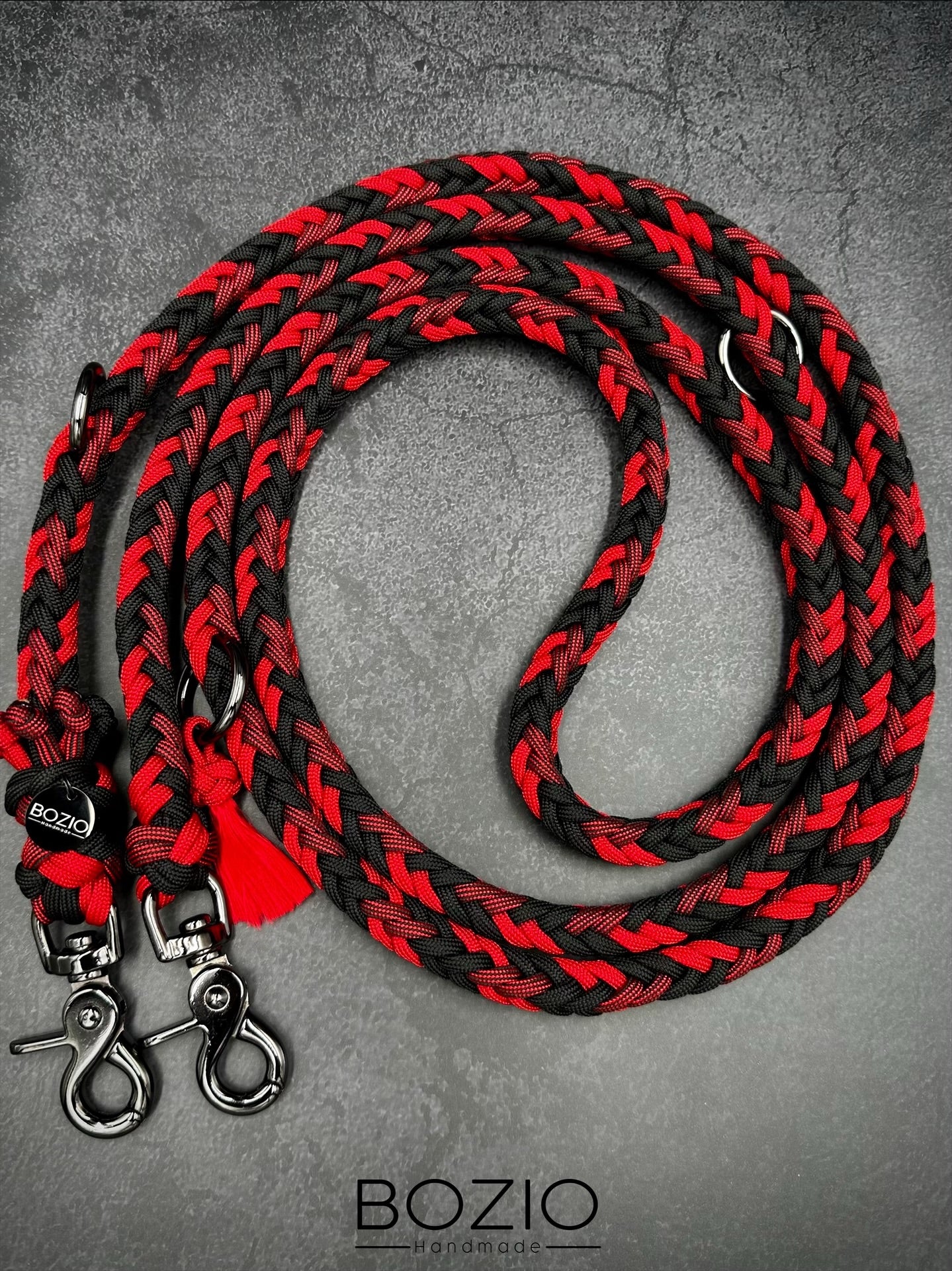 paracord leine hund verstellbar handschlaufe schwarze karabiner aluminium sicherheitskarabiner sicherheit gun metal schwarz glaenzend schwarz rot