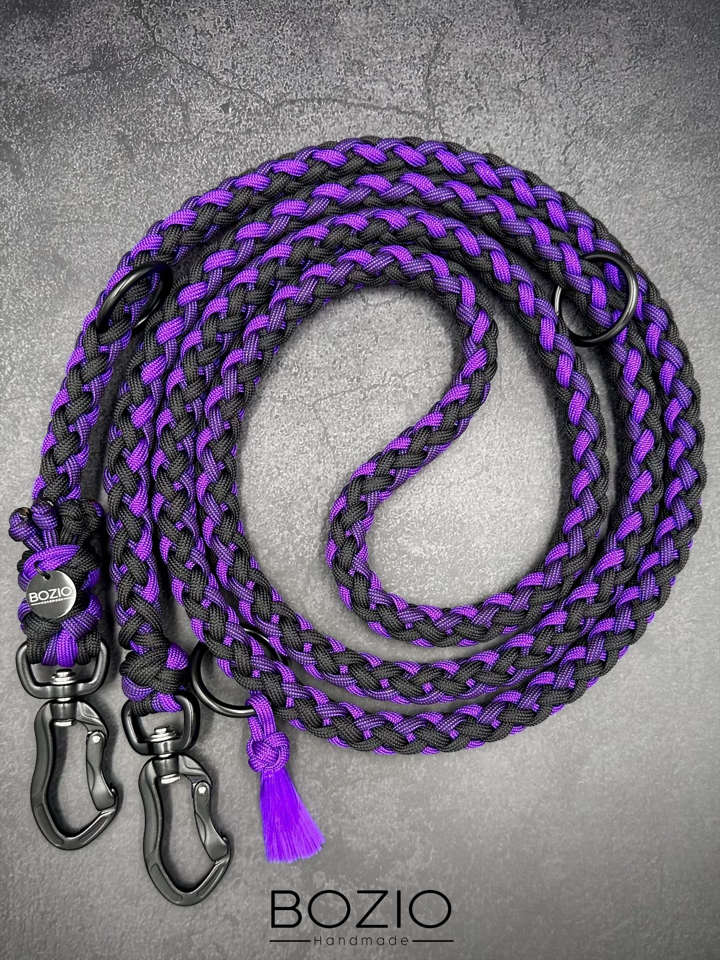 paracord leine hund verstellbar handschlaufe schwarze karabiner aluminium sicherheitskarabiner sicherheit schwarz lila