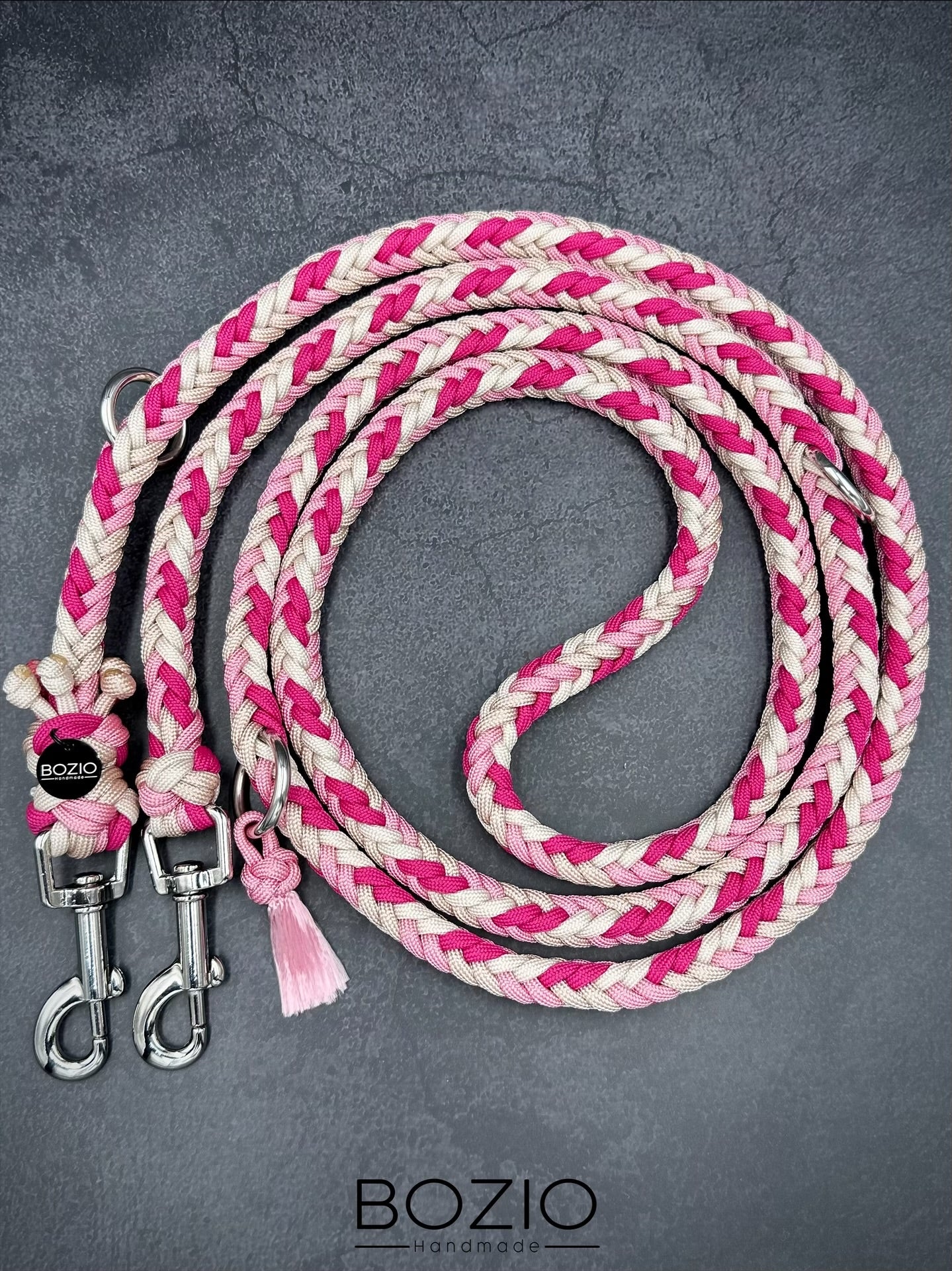paracord leine hund verstellbar handschlaufe schwarze karabiner aluminium sicherheitskarabiner sicherheit silber verchromt edelstahl vernickelt cream weiss pink rose rosa fuchsia