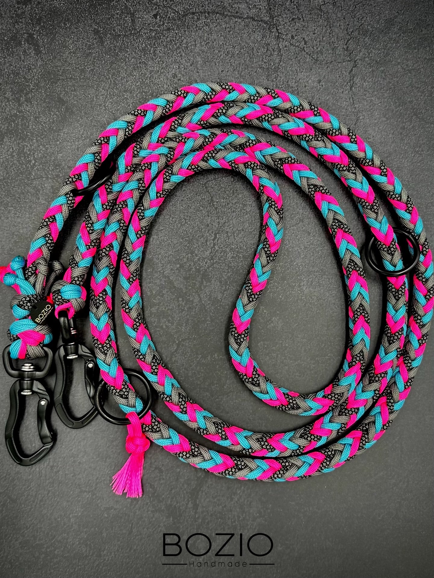 paracord leine hund verstellbar handschlaufe schwarze karabiner aluminium sicherheitskarabiner sicherheit schwarz grau neon pink rosa neon tuerkis cyan blau 