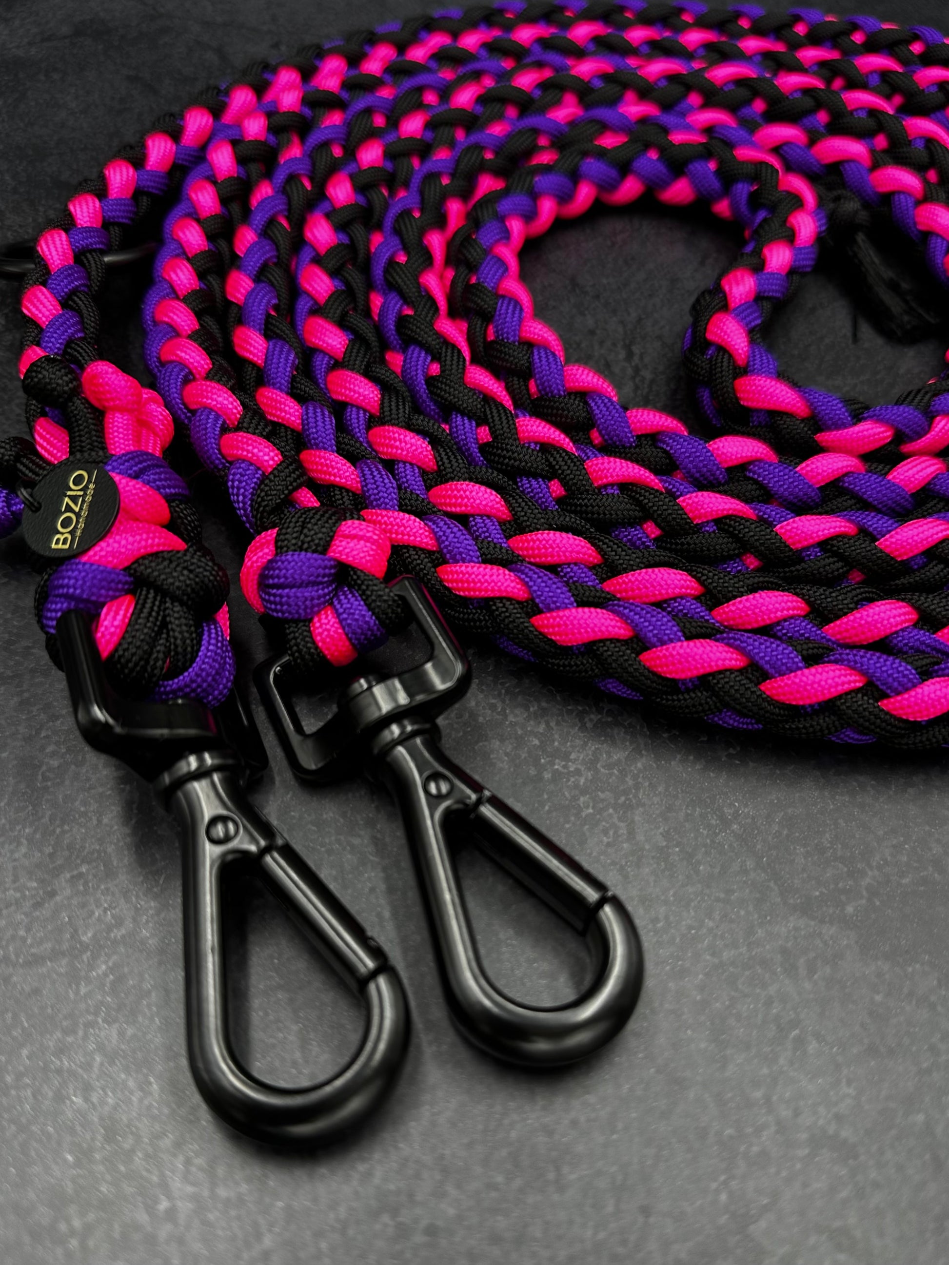 paracord leine hund verstellbar handschlaufe schwarze karabiner aluminium sicherheitskarabiner sicherheit schwarz neon pink lila rosa